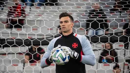 Titular em todos os jogos do Vasco no Brasileiro, Léo Jardim está pendurado diante do Grêmio