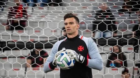 Titular em todos os jogos do Vasco no Brasileiro, Léo Jardim está pendurado diante do Grêmio