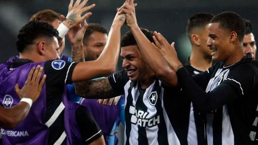 Titulares e reservas do Botafogo celebrando o gol diante do Patronato