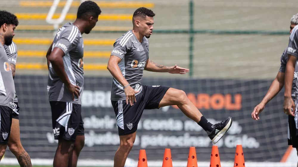 Atlético se reapresenta após vitória e folga para jogo de 'seis pontos' contra o Fortaleza