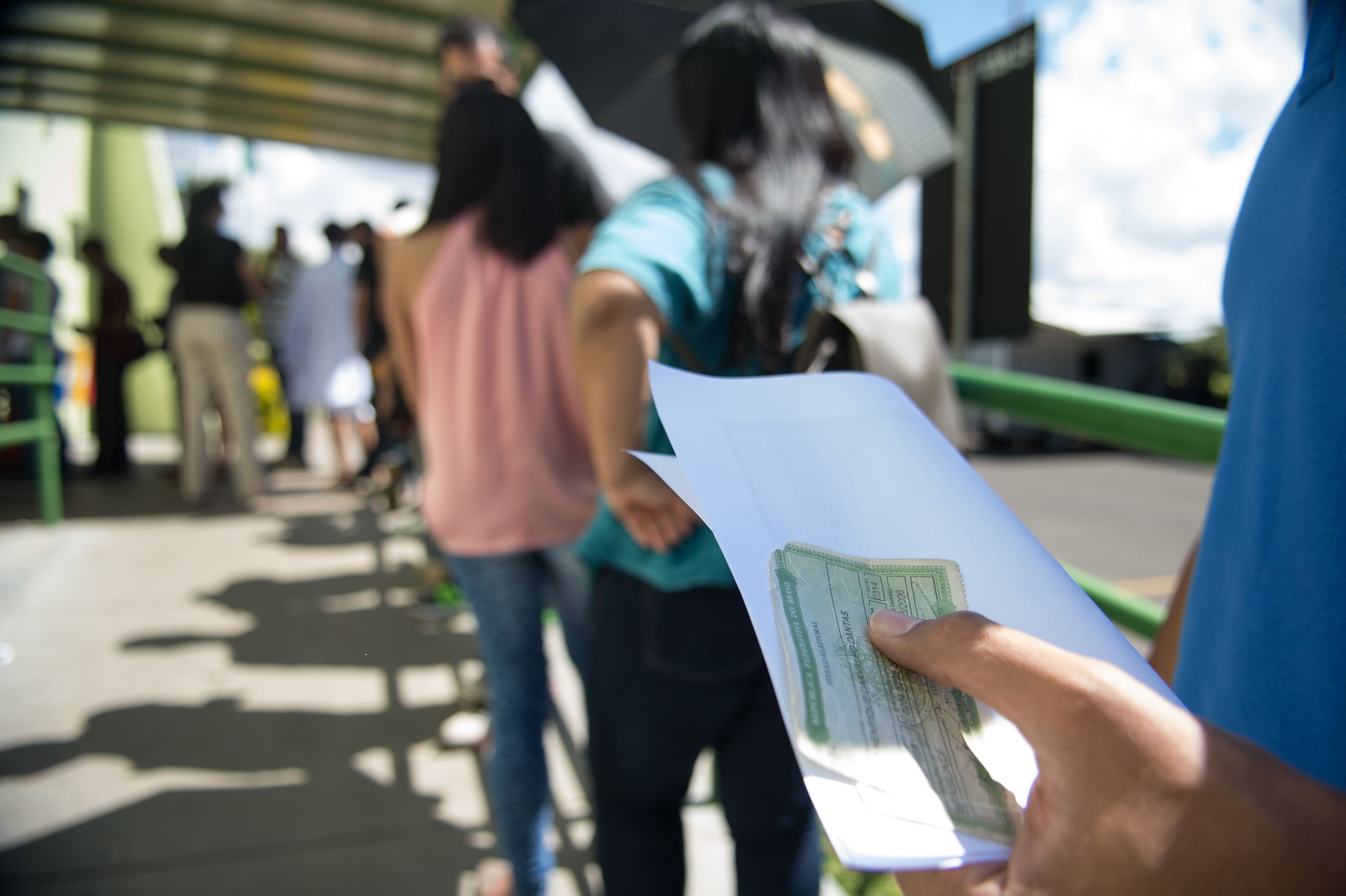 Candidato pode dar camisa? Entenda o que diz a Justiça Eleitoral sobre distribuição de brindes