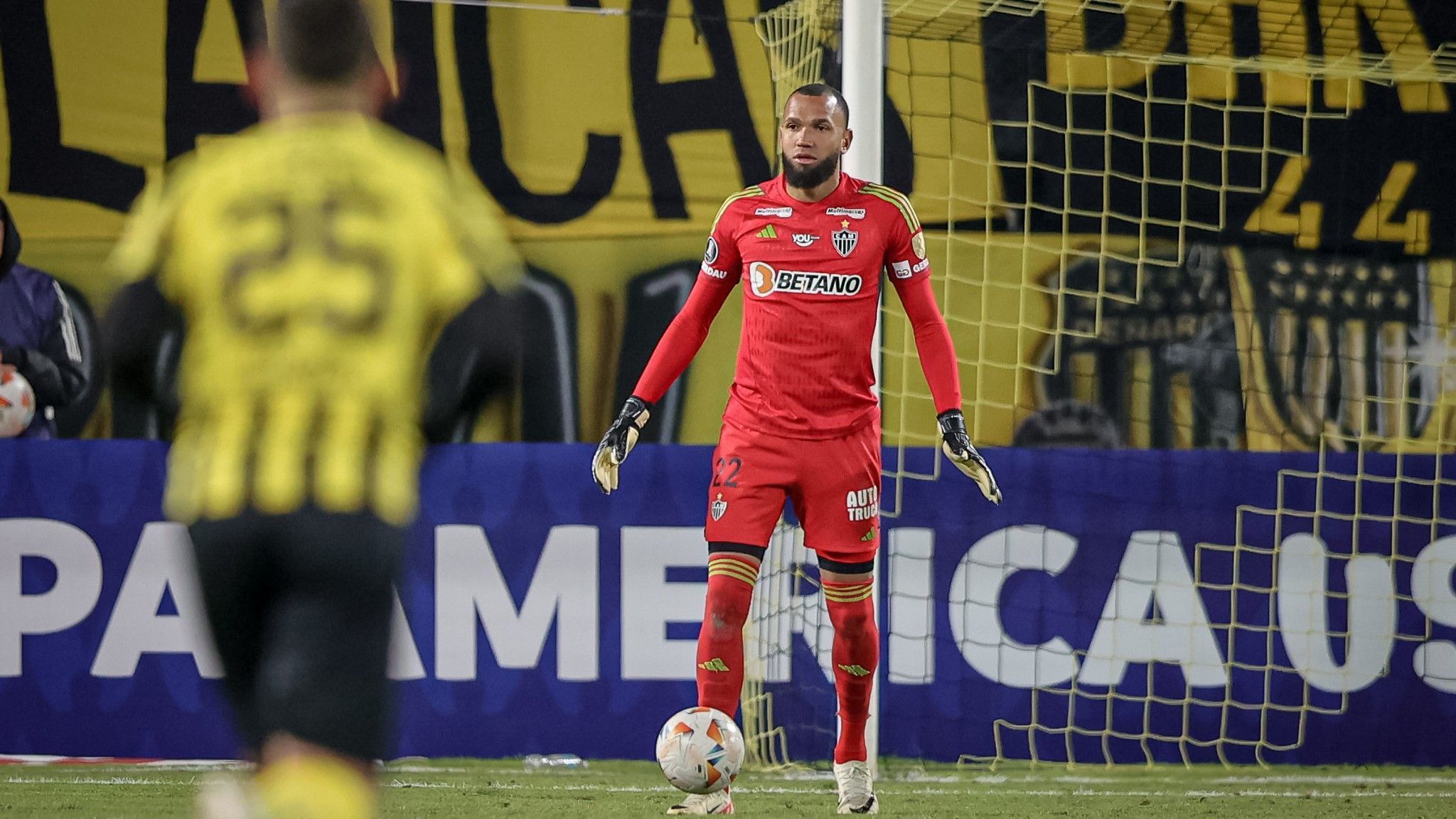 Everson, do Atlético, justifica gols do Peñarol em cobranças de falta