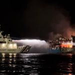 Balsa com 120 passageiros pega fogo no mar das Filipinas