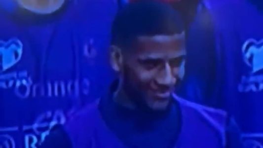 Todibo sorrindo durante minuto de silêncio em jogo da França