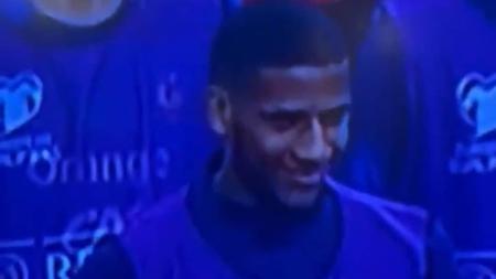 Todibo sorrindo durante minuto de silêncio em jogo da França
