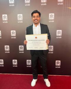 Sherman Cárdenas, ex-Atlético, com o diploma de graduação em Administração de Empresas