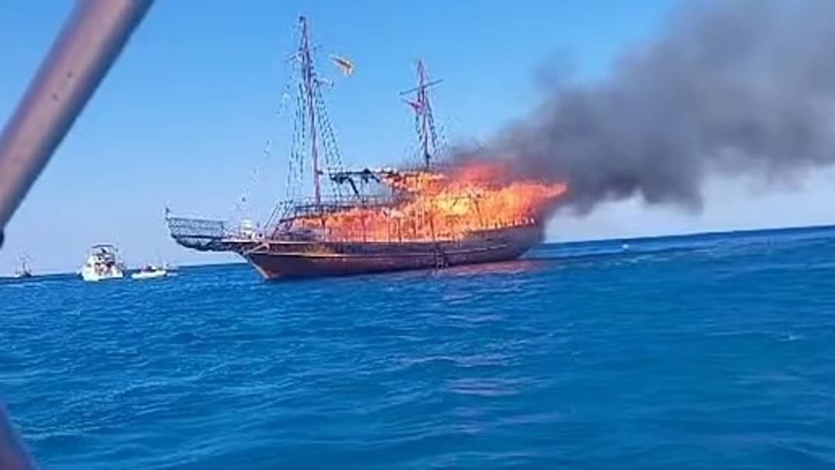 Barco de madeira com dezenas de turistas britânicos pega fogo e afunda na Grécia 