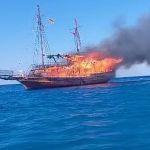 Barco de madeira com dezenas de turistas britânicos pega fogo e afunda na Grécia 