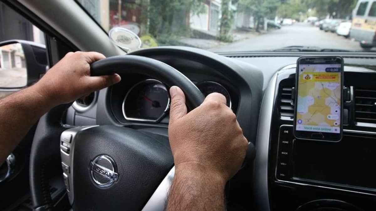 Uber é condenada a contratar todos os motoristas e multada em R$ 1 bilhão