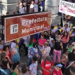 Servidores de BH decretam greve e fazem manifestação em frente à prefeitura