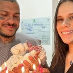 Toguro celebra aniversário ao lado da namorada em hospital e recorda da morte da mãe na data