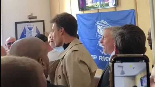 Tom Brady em bar na Inglaterra