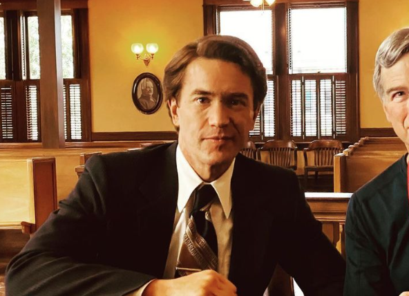Quem é Tom Pelphrey, protagonista de cena polêmica em série da Netflix