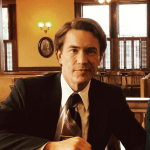 Quem é Tom Pelphrey, protagonista de cena polêmica em série da Netflix