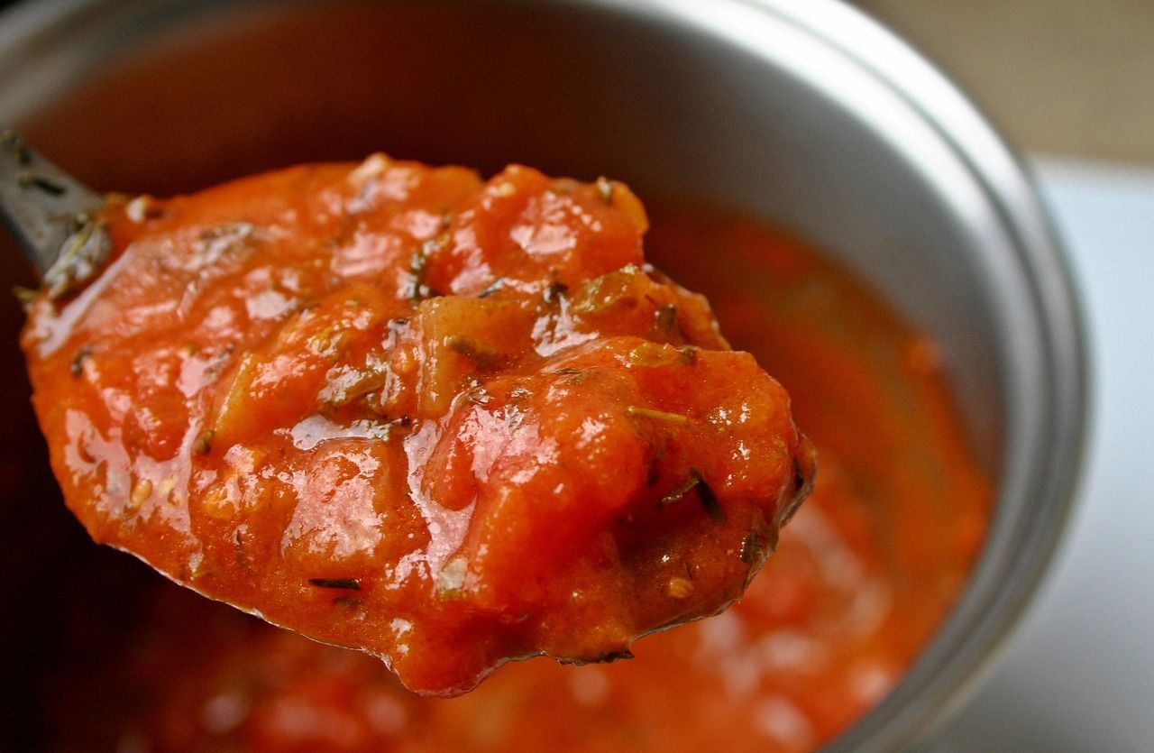 Mulher que serviu massa de tomate com mofo à família deve ser indenizada em R$ 5 mil em MG