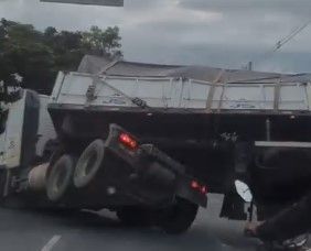 Vídeo mostra carreta de 20 toneladas tombando na Avenida Amazonas, em BH