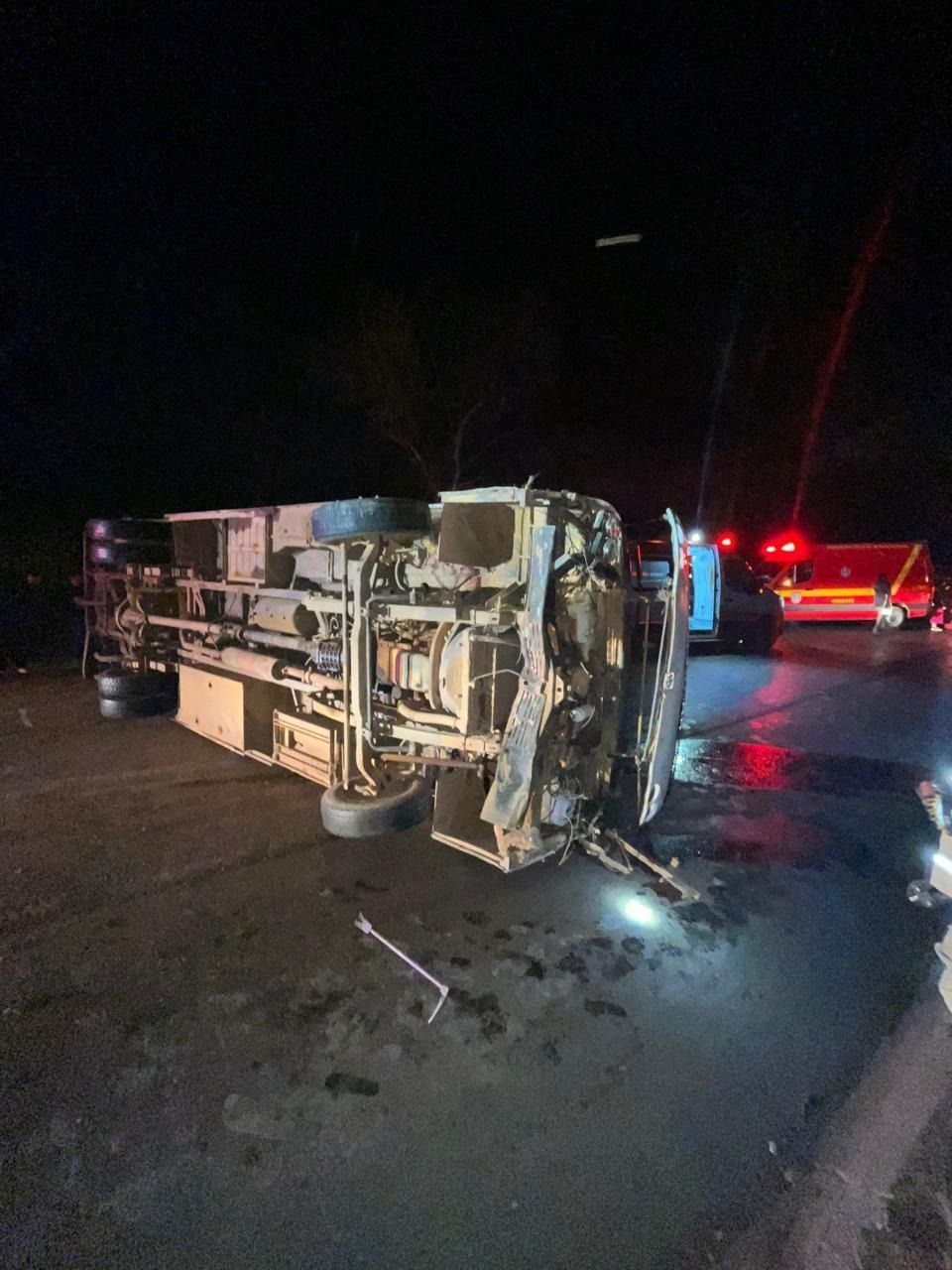 Acidente com micro-ônibus na BR-251, em Montes Claros (MG), deixa ao menos 13 feridos