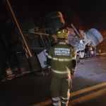 Motorista fica ferido após tombamento de caminhão na BR-251
