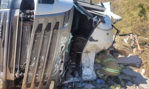 tombamento caminhão BR-265 ponte do caieiro Barbacena - Divulgação Bombeiros