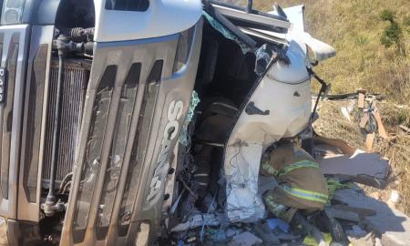 tombamento caminhão BR-265 ponte do caieiro Barbacena - Divulgação Bombeiros