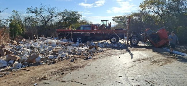 Motorista perdeu o controle do veículo e carga de vasos sanitários se espalhou pela pista com o tombamento