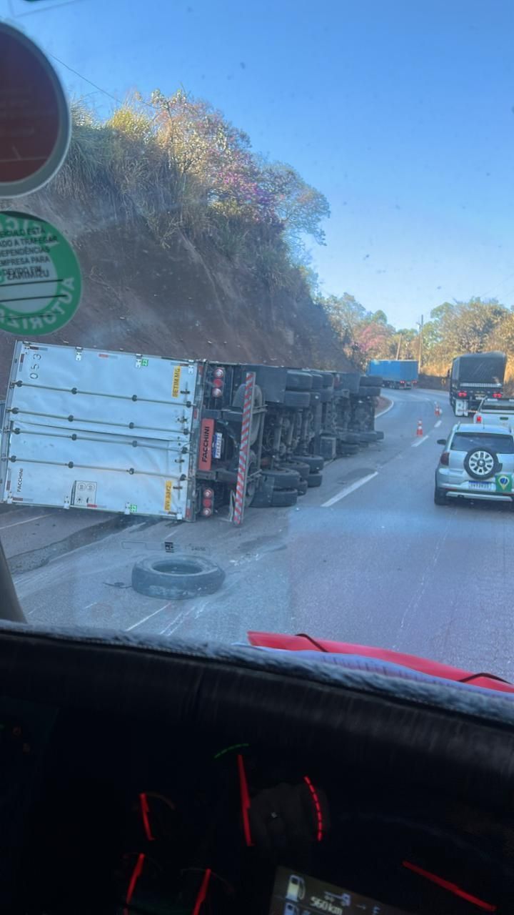 Carreta tomba, e uma pessoa morre na BR-381; congestionamento chega a 6 km
