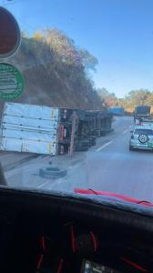 Tombamento de carreta matou uma pessoa e resultou em congestionamento de 6 km na BR-381