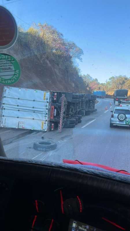 Tombamento de carreta matou uma pessoa e resultou em congestionamento de 6 km na BR-381