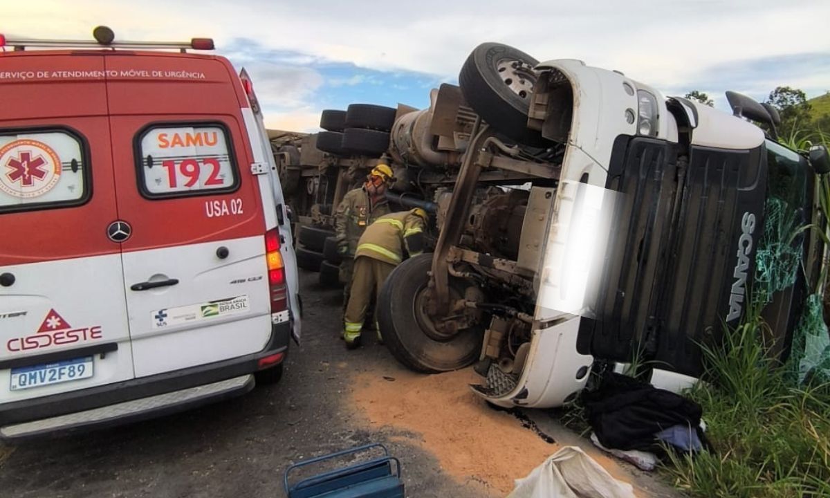 Colisão e tombamento de carretas deixa feridos em rodovias da Zona da Mata