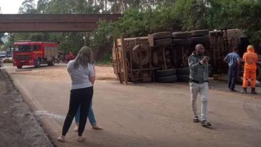 Tombamento de carreta na BR-040 deixou rodovia interditada por várias horas