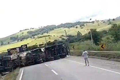 Carreta carregada com cimento tomba e interdita a rodovia Fernão Dias, em Cambuí (MG)