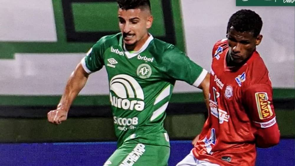 Tombense marca no fim, vence a Chape e fica próximo de deixar o Z4 da Série B