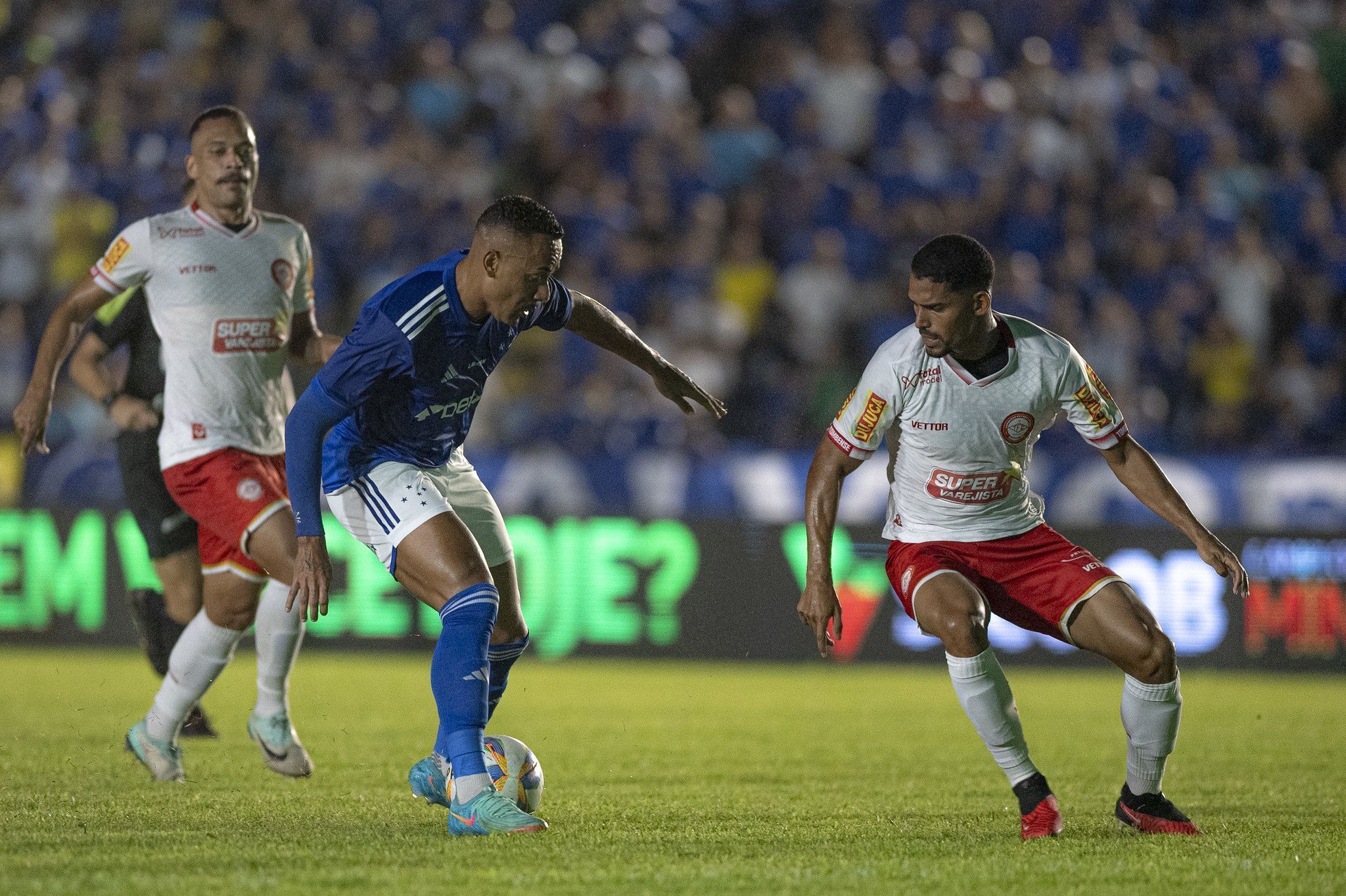 Com dois a menos, Cruzeiro empata com Tombense e mantém vantagem na semi do Mineiro