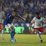 Com dois a menos, Cruzeiro empata com Tombense e mantém vantagem na semi do Mineiro