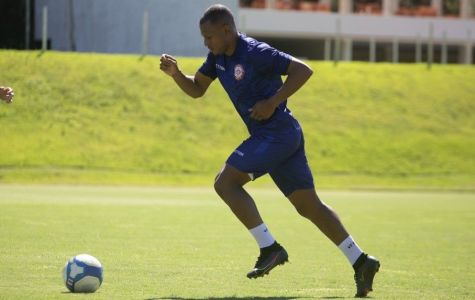 Jogador do Tombense em preparação para jogo da temporada 2025