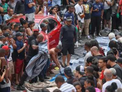 Dezenas de corpos são levados por moradores para a Praça São Lucas, na Penha, zona norte do Rio de Janeiro