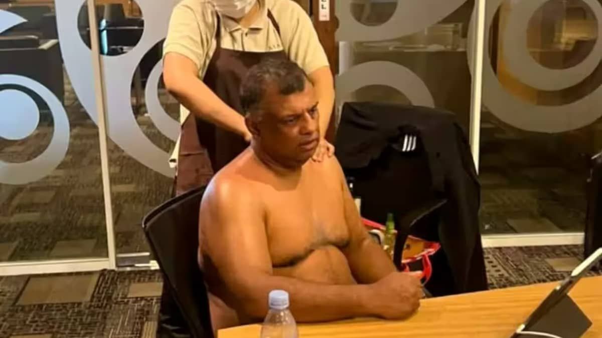Chefe de companhia aérea é criticado por foto de massagem ‘não profissional’ em plena reunião 