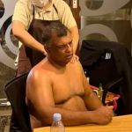 Chefe de companhia aérea é criticado por foto de massagem ‘não profissional’ em plena reunião 