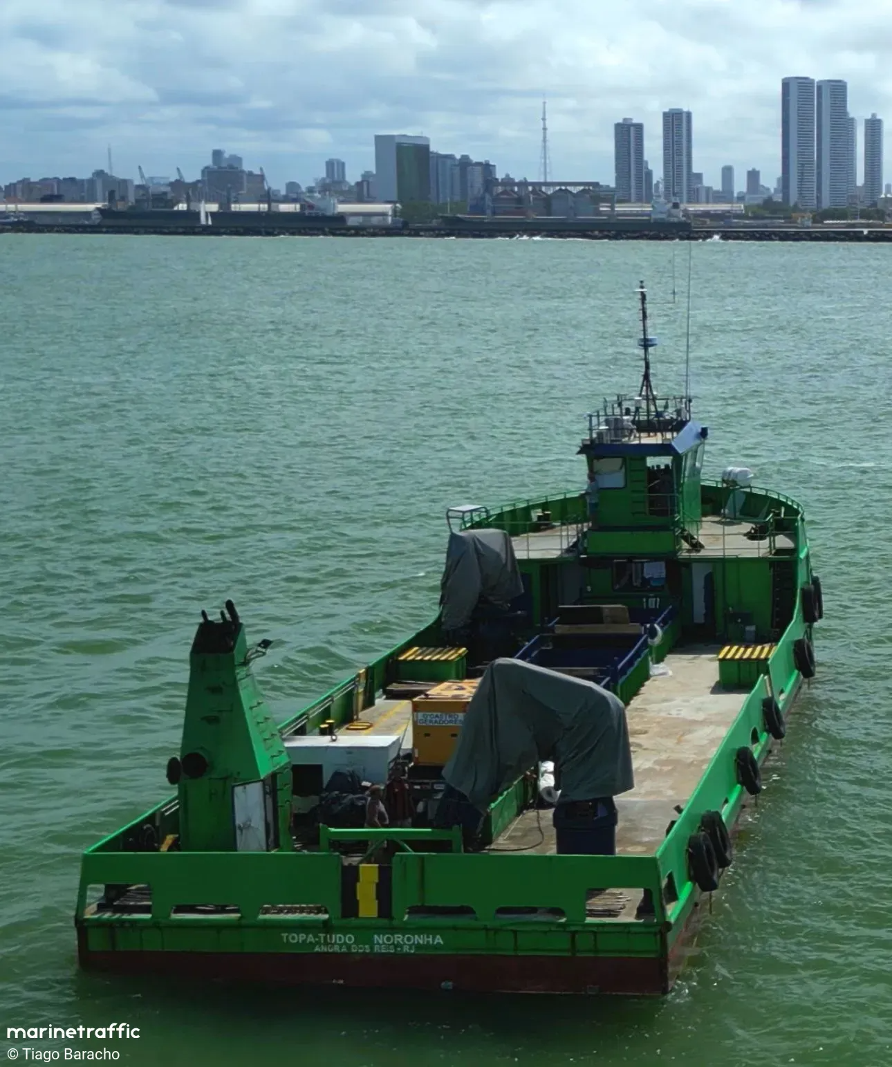 Navio de carga que ia para Fernando de Noronha naufraga em Olinda