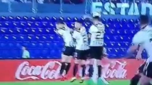 Toque de mão do jogador do Libertad após cobrança de falta de Hulk