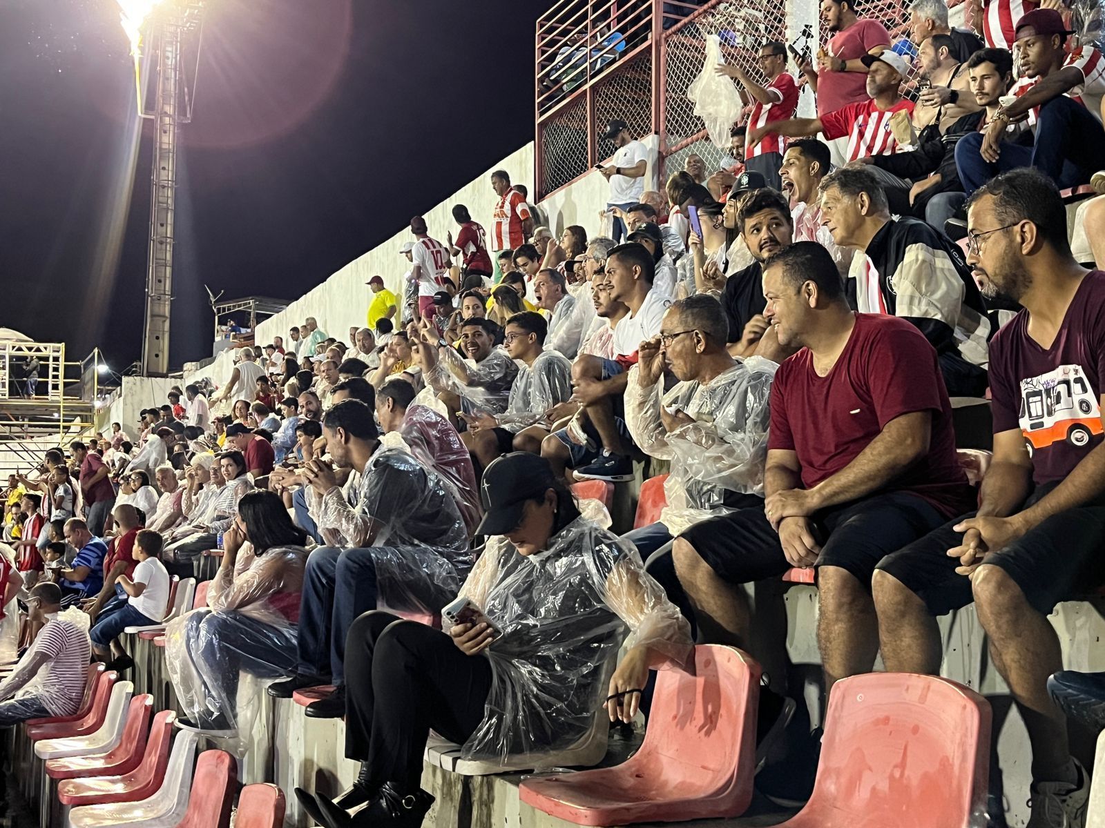 Villa Nova x Cruzeiro: chuva 'muda figurino' de torcedores em jogo pelo Mineiro