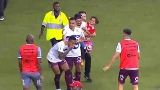 Torcedor carrega criança em pancadaria no jogo do Inter