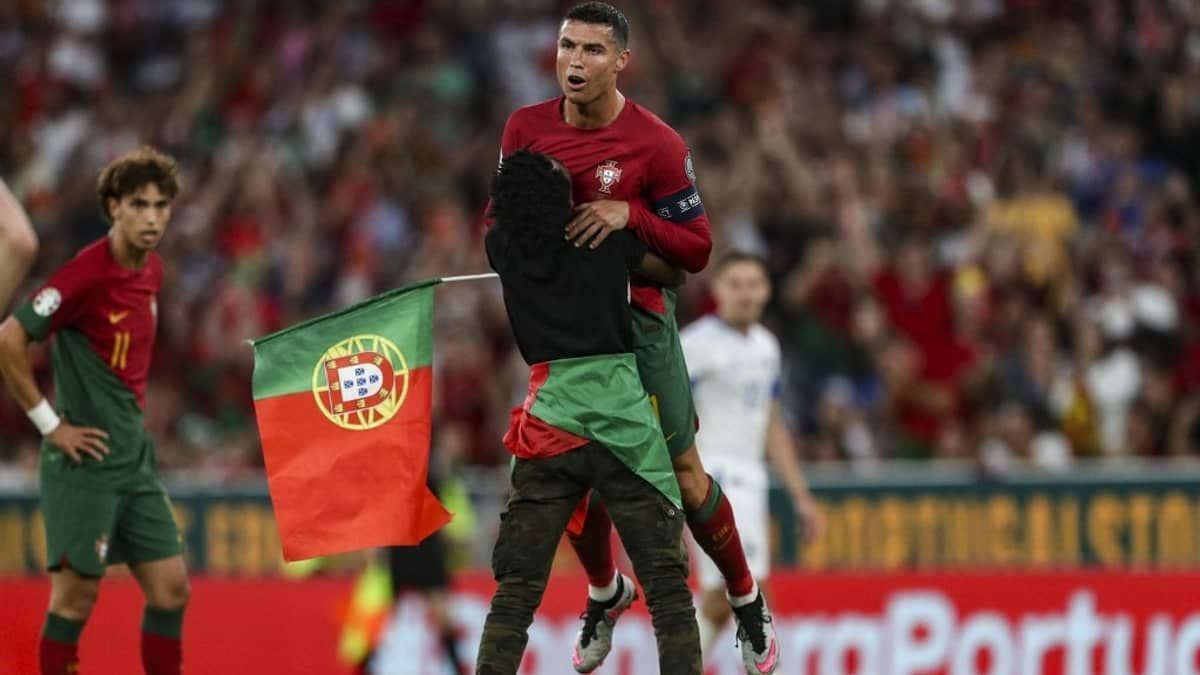 Torcedor invade jogo de Portugal e põe Cristiano Ronaldo no colo; veja