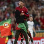 Torcedor invade jogo de Portugal e põe Cristiano Ronaldo no colo; veja