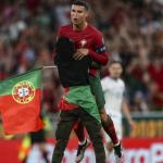 Torcedor invade jogo de Portugal e põe Cristiano Ronaldo no colo; veja