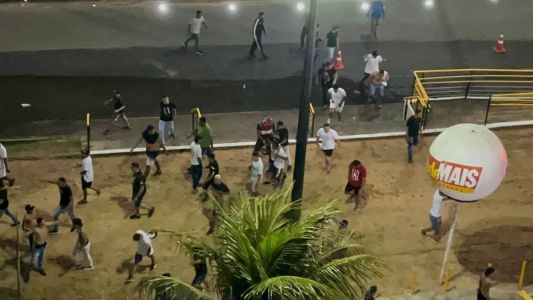 Torcedor do ABC, ferido, é carregado pelos colegas