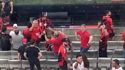 Torcedor do Athletico imita macaco em direção à torcida do Flamengo