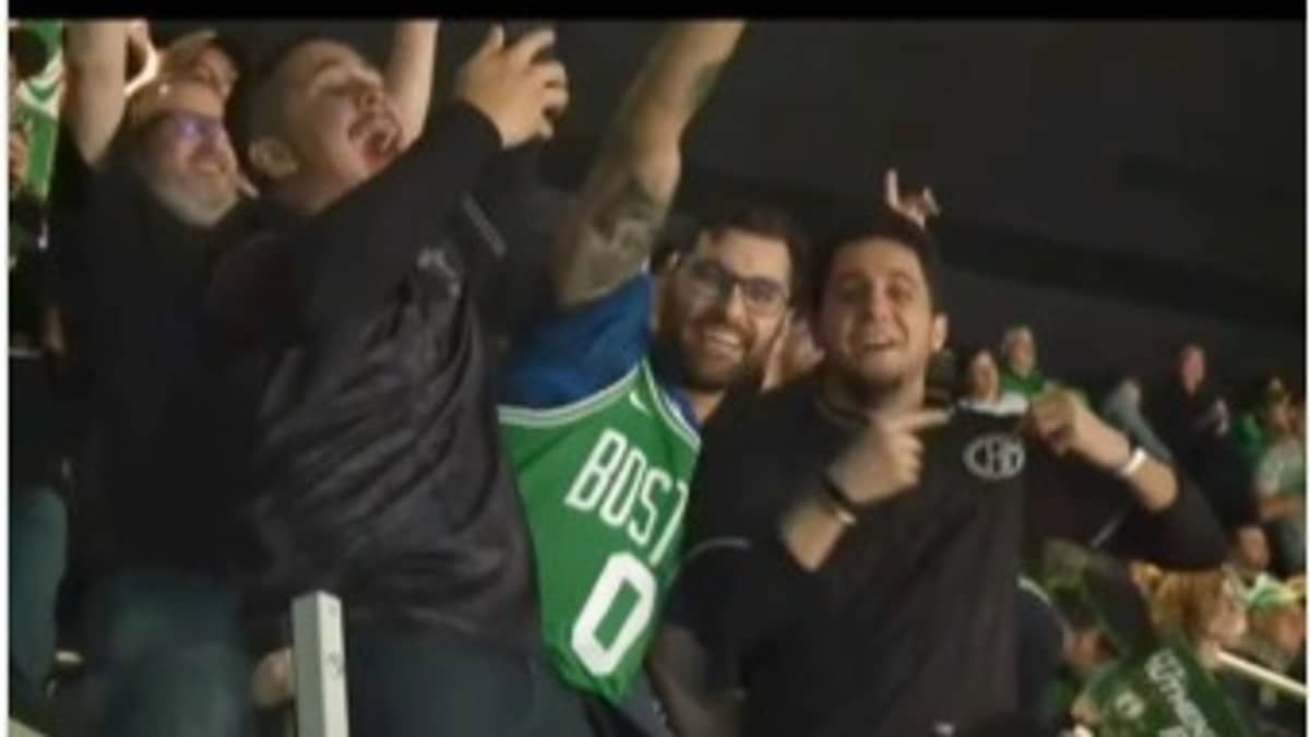 Atleticano exibe 'Manto da Massa' em jogo da NBA