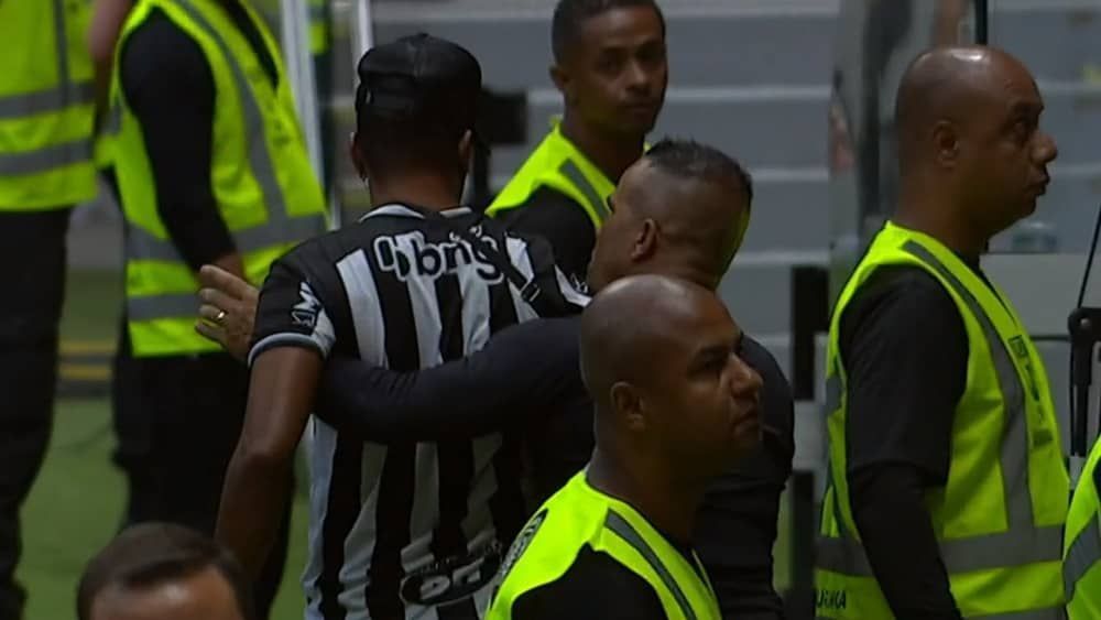 Atlético x Cruzeiro na Arena MRV tem invasão de campo e arremesso de copos