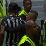 Atlético x Cruzeiro na Arena MRV tem invasão de campo e arremesso de copos